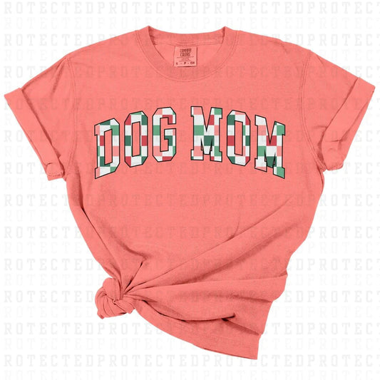 Checkered Dog Mom Graphic Tee – Tail-Wagging Style for the Modern Canine Enthusiast